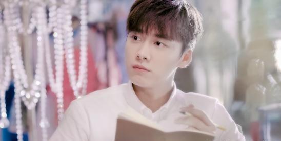 春晚之后，李易峰朱一龙再度合体庆生，31岁小公爷颜值依旧在线