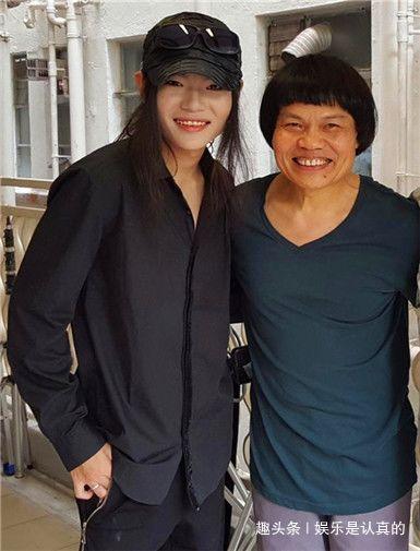 被老婆抛弃，穷到几乎破产，如今东山再起，他是星爷御用的丑角