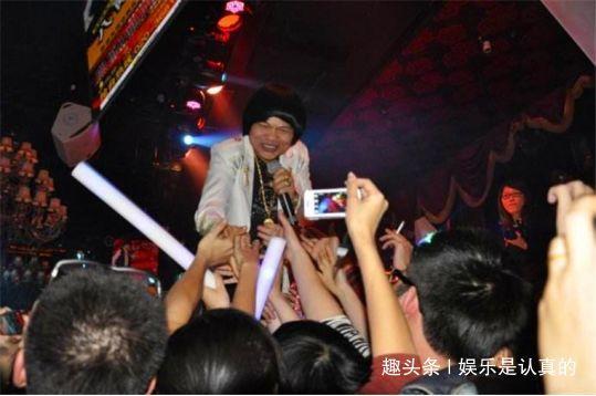 被老婆抛弃，穷到几乎破产，如今东山再起，他是星爷御用的丑角