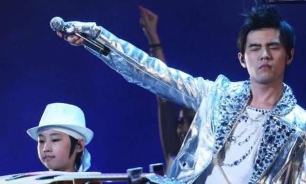 9岁和周杰伦同登春晚的侯高俊杰，放弃学业捞金，如今街头无人识