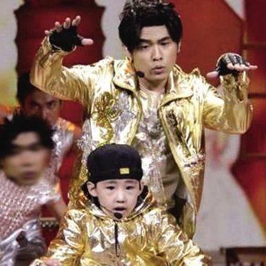 9岁和周杰伦同登春晚的侯高俊杰，放弃学业捞金，如今街头无人识