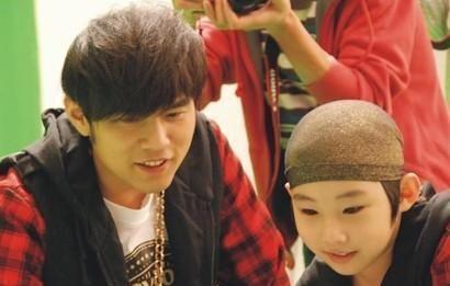 9岁和周杰伦同登春晚的侯高俊杰，放弃学业捞金，如今街头无人识