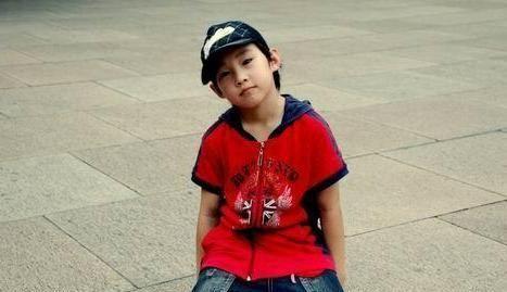 9岁和周杰伦同登春晚的侯高俊杰，放弃学业捞金，如今街头无人识