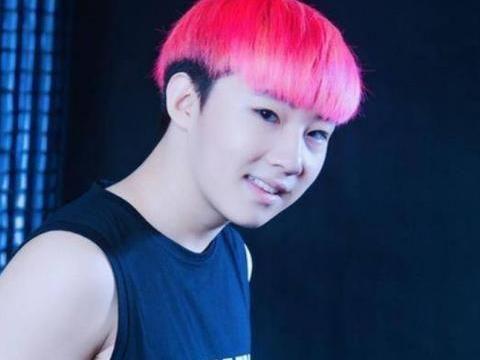 9岁和周杰伦同登春晚的侯高俊杰，放弃学业捞金，如今街头无人识