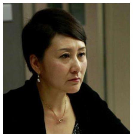 56岁张凯丽老公近照曝光，身份不简单，难怪一直不公开！