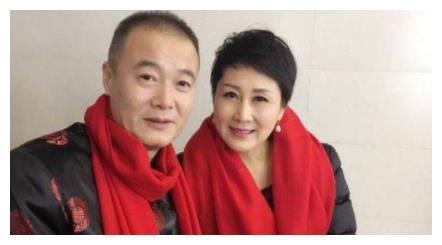 56岁张凯丽老公近照曝光，身份不简单，难怪一直不公开！