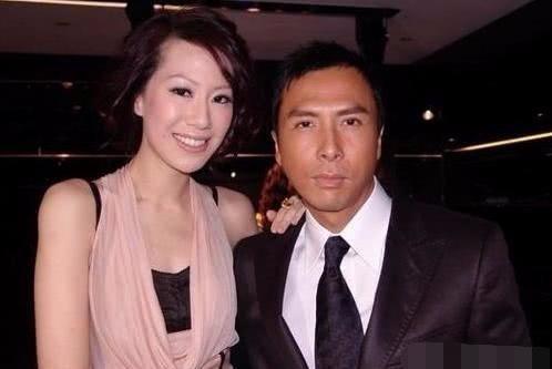 54岁甄子丹一家近照，二婚娶百亿白富美，对前妻儿子不闻不问