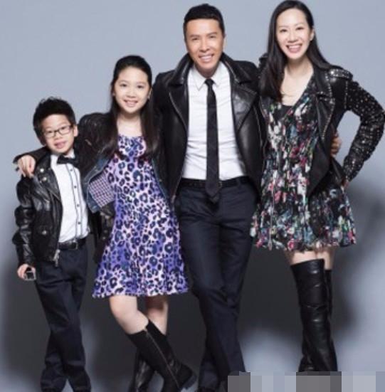 54岁甄子丹一家近照，二婚娶百亿白富美，对前妻儿子不闻不问