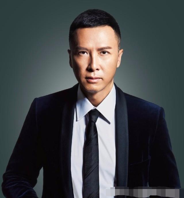 54岁甄子丹一家近照，二婚娶百亿白富美，对前妻儿子不闻不问