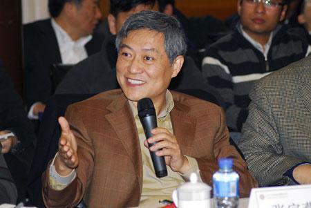 57岁李瑞英全家近照: 依旧质朴大气, 与丈夫青梅竹马携手走过30年