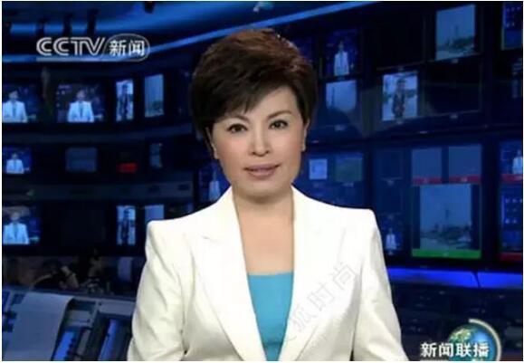 57岁李瑞英全家近照: 依旧质朴大气, 与丈夫青梅竹马携手走过30年