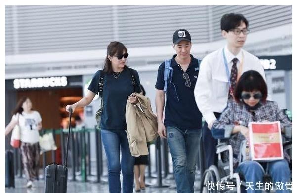 45岁徐静蕾与男友现身，身材发福腿太粗，相恋10年不结婚