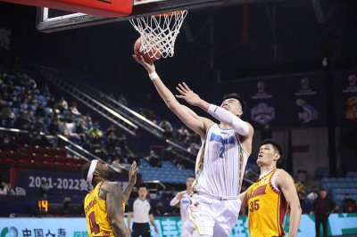 ​24分钟轰15分3篮板！220CM高塔成内线霸主，雅尼斯有他十分幸福