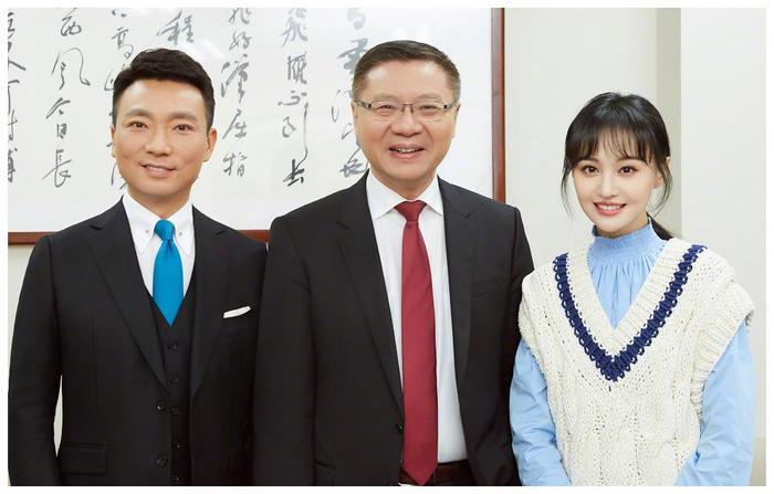 郑爽发微博晒跟康辉合影，文案却遭中国作家抨击：会不会说话！