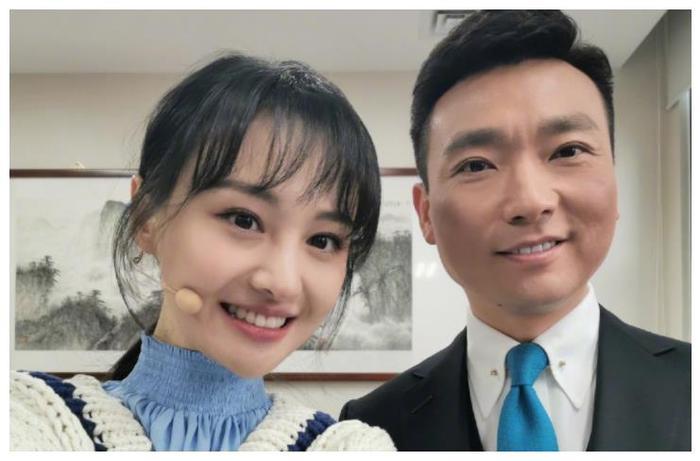 郑爽发微博晒跟康辉合影，文案却遭中国作家抨击：会不会说话！