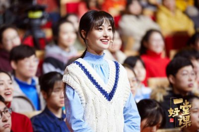 ​郑爽发微博晒跟康辉合影，文案却遭中国作家抨击：会不会说话！