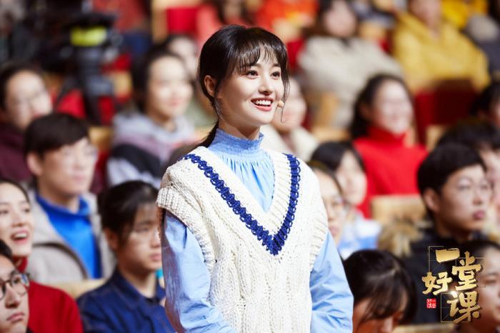 郑爽发微博晒跟康辉合影，文案却遭中国作家抨击：会不会说话！