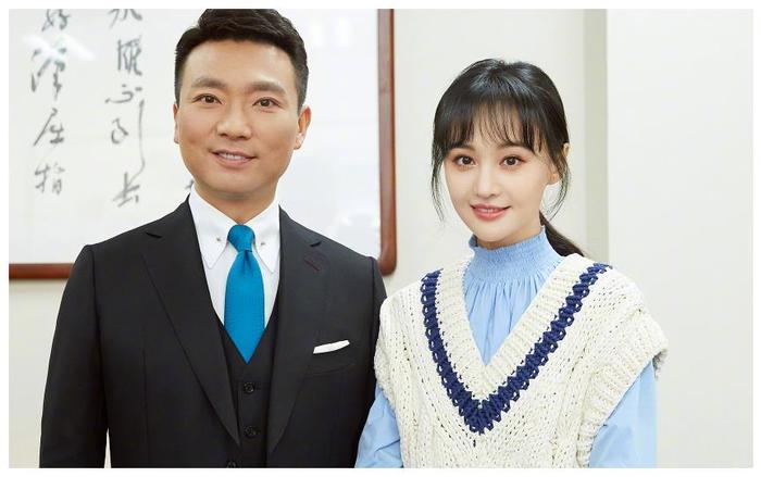 郑爽发微博晒跟康辉合影，文案却遭中国作家抨击：会不会说话！