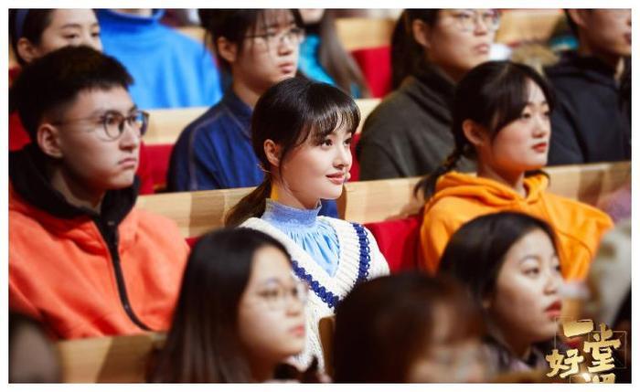 郑爽发微博晒跟康辉合影，文案却遭中国作家抨击：会不会说话！