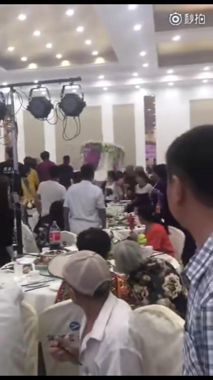 江苏盐城公公婚礼现场强吻儿媳，遭儿子和娘家人相继殴打