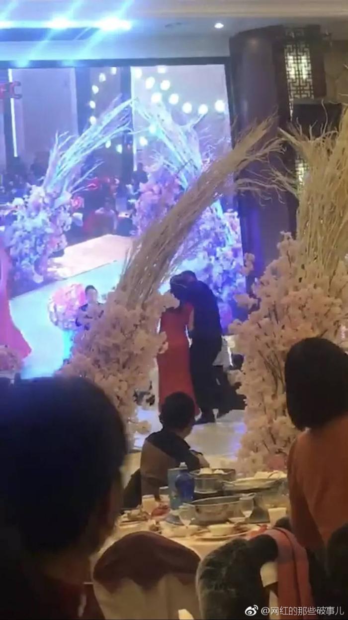 江苏盐城公公婚礼现场强吻儿媳，遭儿子和娘家人相继殴打