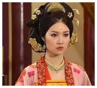 ​24岁成为港姐，曾与赵薇丈夫相恋却不愿生子，如今下嫁打工仔