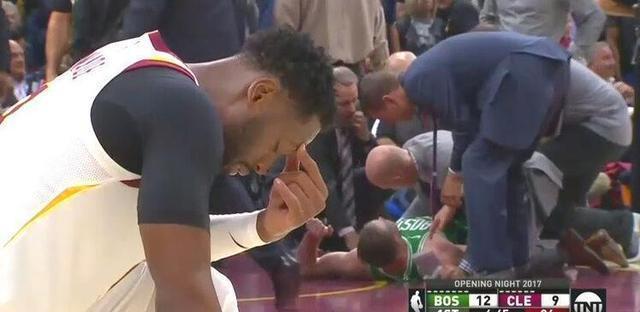 海沃德脚踝严重扭伤，队友对手为其祈祷