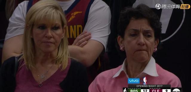 海沃德脚踝严重扭伤，队友对手为其祈祷