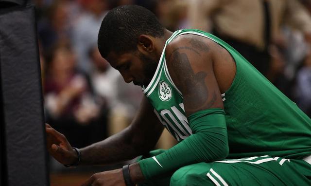 海沃德脚踝严重扭伤，队友对手为其祈祷