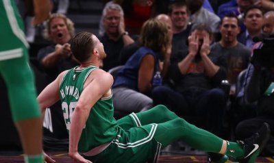 ​海沃德脚踝严重扭伤，队友对手为其祈祷