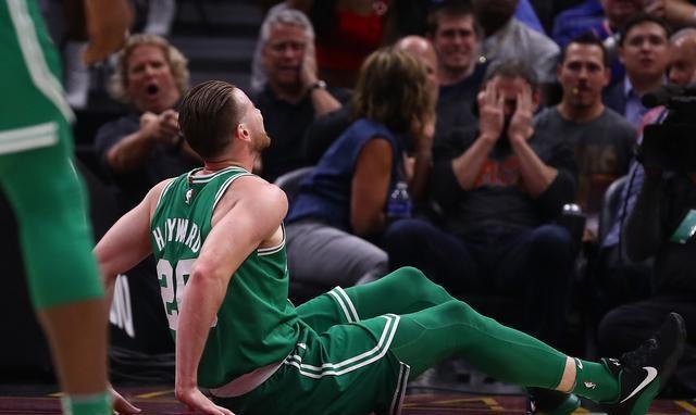 海沃德脚踝严重扭伤，队友对手为其祈祷