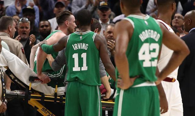 海沃德脚踝严重扭伤，队友对手为其祈祷