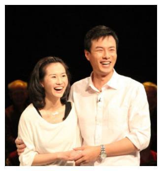 借钱完成学业，还曾自卑到不敢看女生，如今搭档董洁成名婚姻幸福