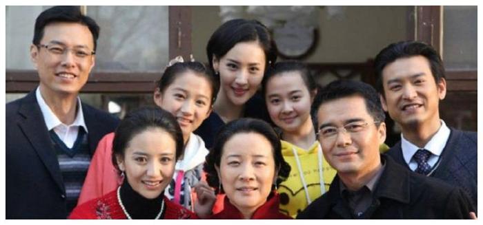 借钱完成学业，还曾自卑到不敢看女生，如今搭档董洁成名婚姻幸福