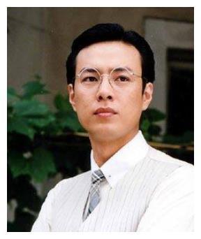 借钱完成学业，还曾自卑到不敢看女生，如今搭档董洁成名婚姻幸福