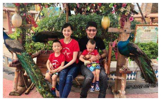 长的漂亮，24岁嫁大13岁初恋恩爱六年，如今三个子女颜值都高