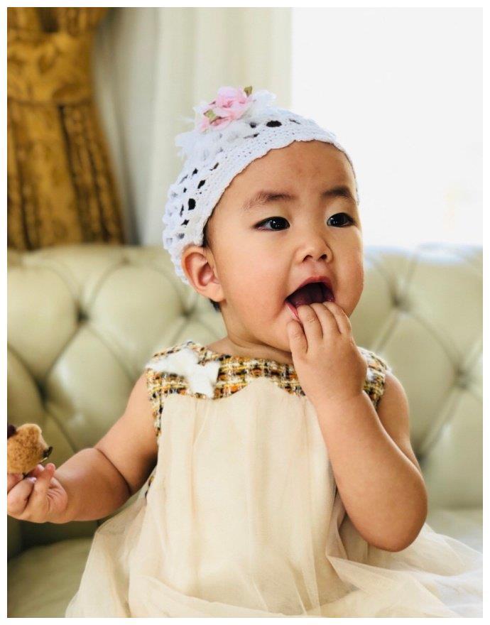 长的漂亮，24岁嫁大13岁初恋恩爱六年，如今三个子女颜值都高