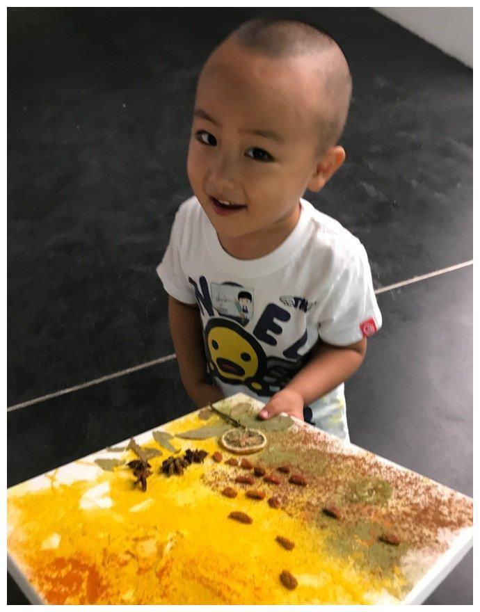 长的漂亮，24岁嫁大13岁初恋恩爱六年，如今三个子女颜值都高