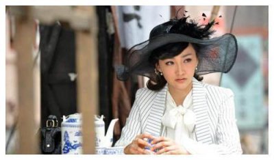 ​长的漂亮，24岁嫁大13岁初恋恩爱六年，如今三个子女颜值都高