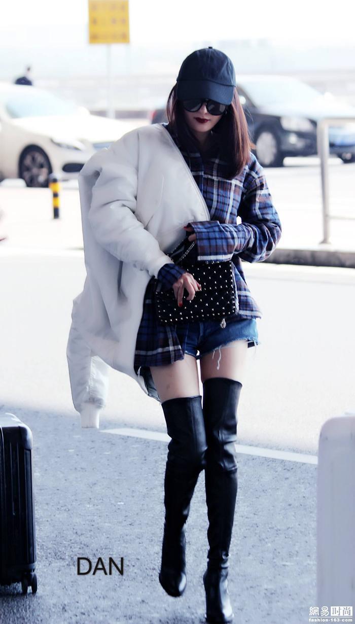 冬天学杨幂穿机场秀，拉长腿部20cm，光裸大长腿又细又保暖