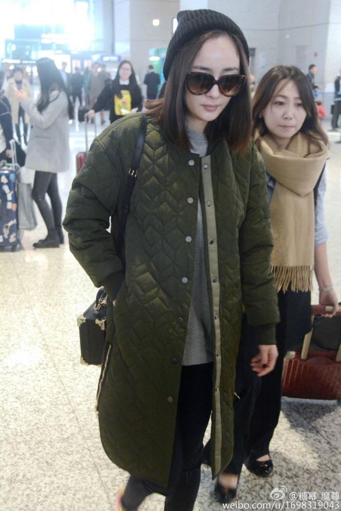 冬天学杨幂穿机场秀，拉长腿部20cm，光裸大长腿又细又保暖