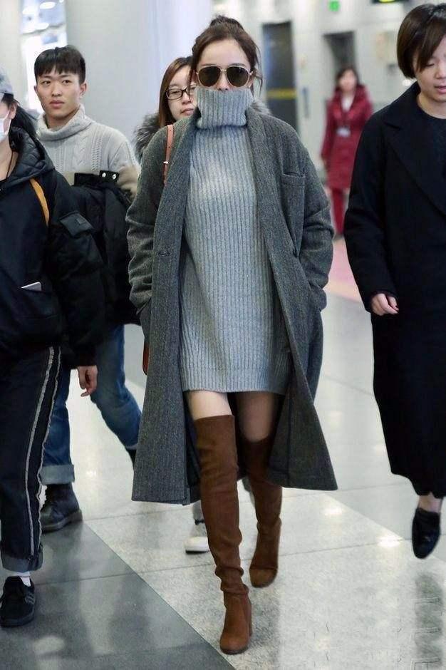 冬天学杨幂穿机场秀，拉长腿部20cm，光裸大长腿又细又保暖