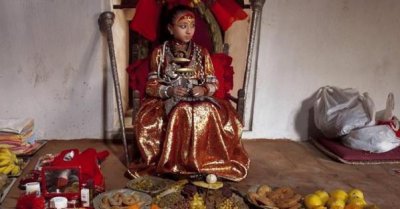 ​尼泊尔“活女神”受万人敬仰，退位后靠补助生存，无人愿娶受嫌弃