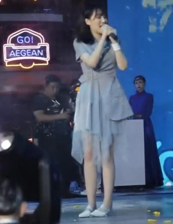 赵本山女儿瘦到80斤，公司开业献唱，四肢纤细瘦成小V脸