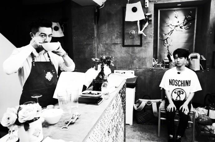 赵薇晒《中餐厅》镜头下的苏有朋王俊凯黑白大片