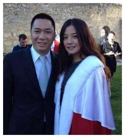 赵薇前男友，37岁就身家过百亿，现任妻子却是赵薇的闺蜜