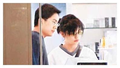 赵薇前男友，37岁就身家过百亿，现任妻子却是赵薇的闺蜜