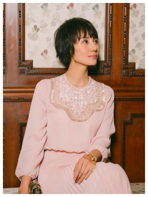 袁泉18岁青涩旧照曝光，当时还有点婴儿肥的她是越来越好看了