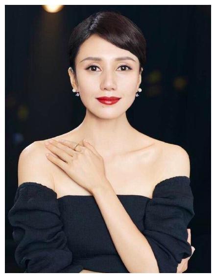 袁泉18岁青涩旧照曝光，当时还有点婴儿肥的她是越来越好看了