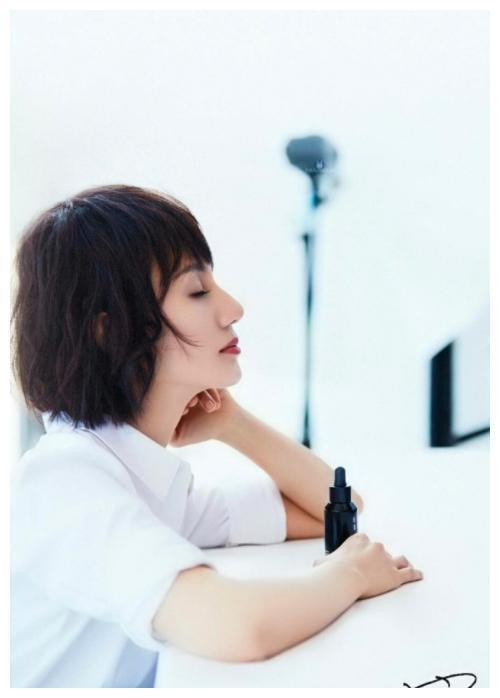 袁泉18岁青涩旧照曝光，当时还有点婴儿肥的她是越来越好看了